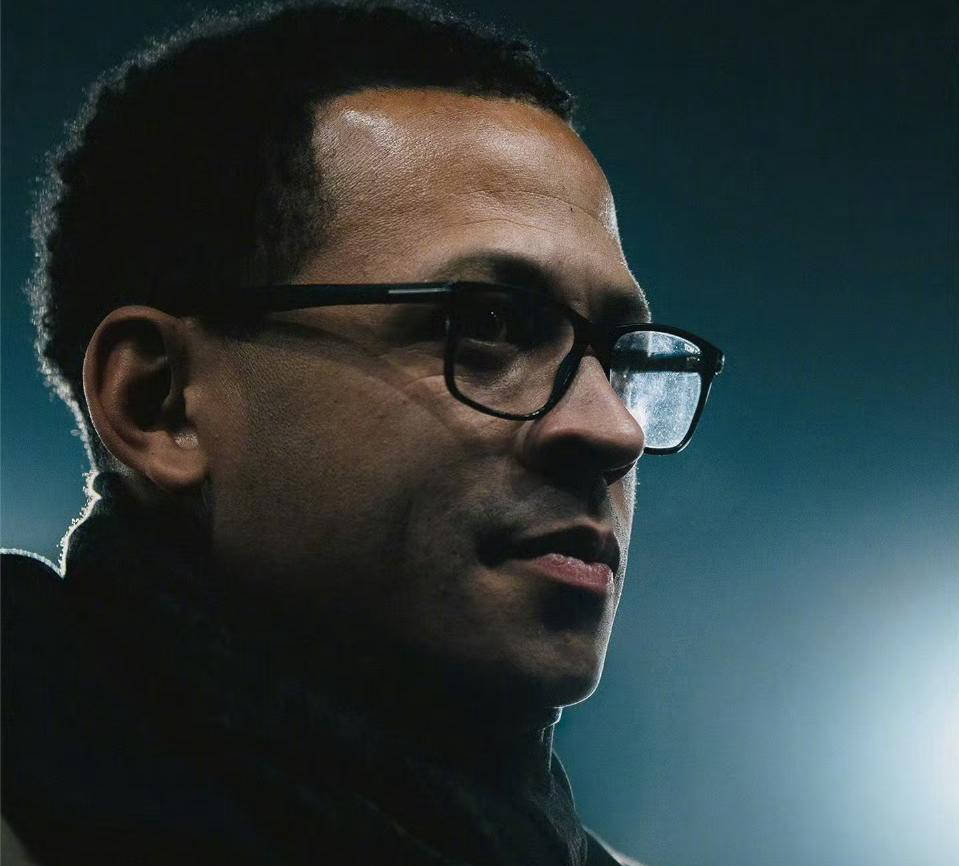 切尔西球迷愤怒爆发：成绩未如预期，罗塞尼尔仍获高层支持引发争议